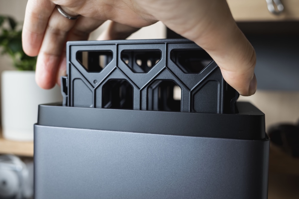 UGREEN NASync DH4300 Plusハードドライブトレイ引き出し