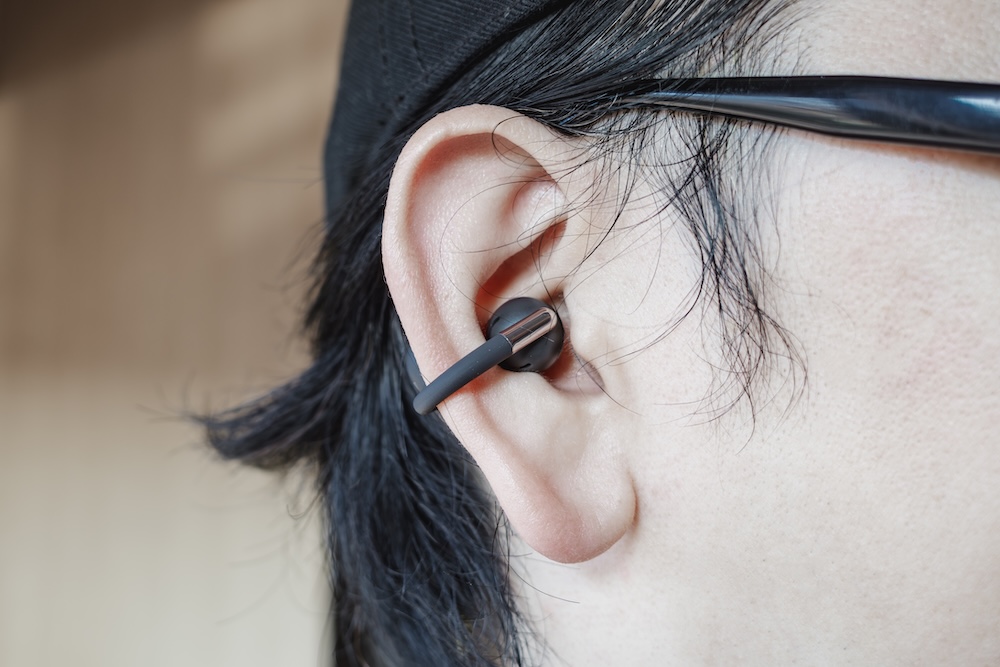 SOUNDPEATS Clip1装着イメージ（前から）