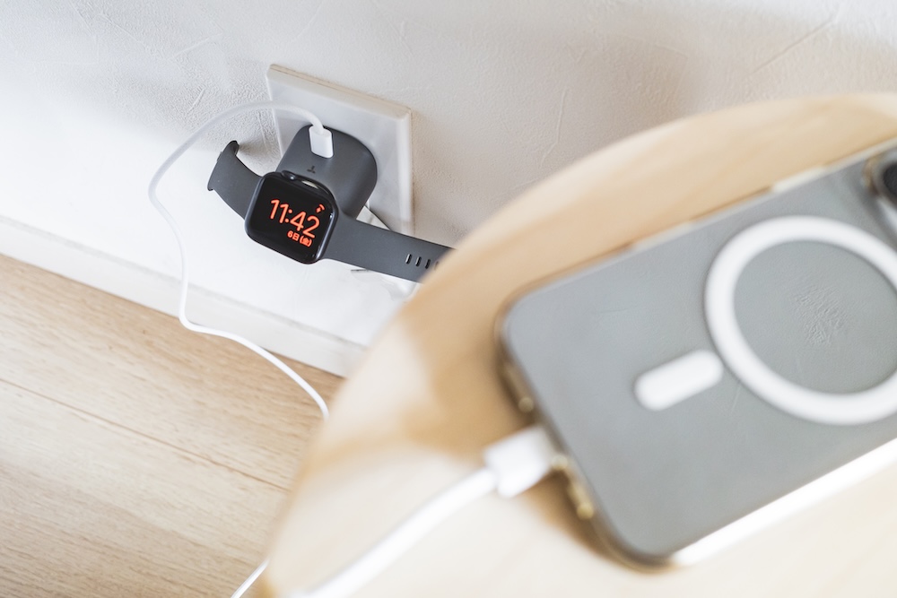 TORRAS FlashEye壁コンセントでApple WatchとiPhoneを同時充電