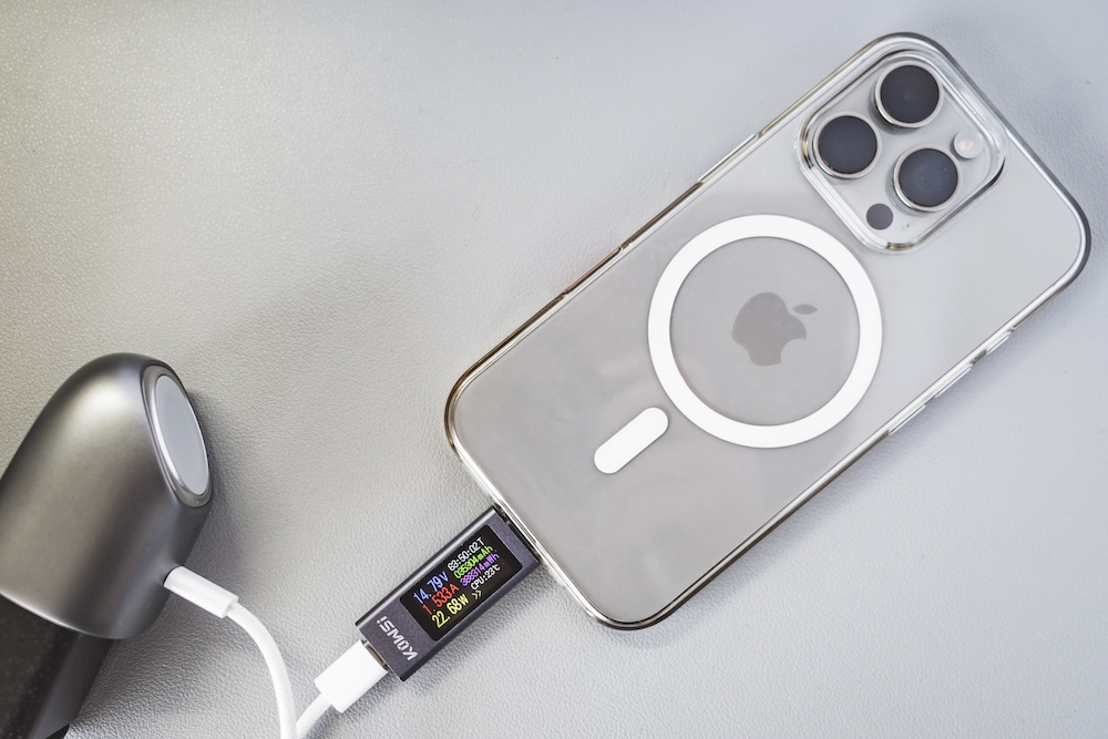 TORRAS FlashEyeでiPhone 16 Proを充電