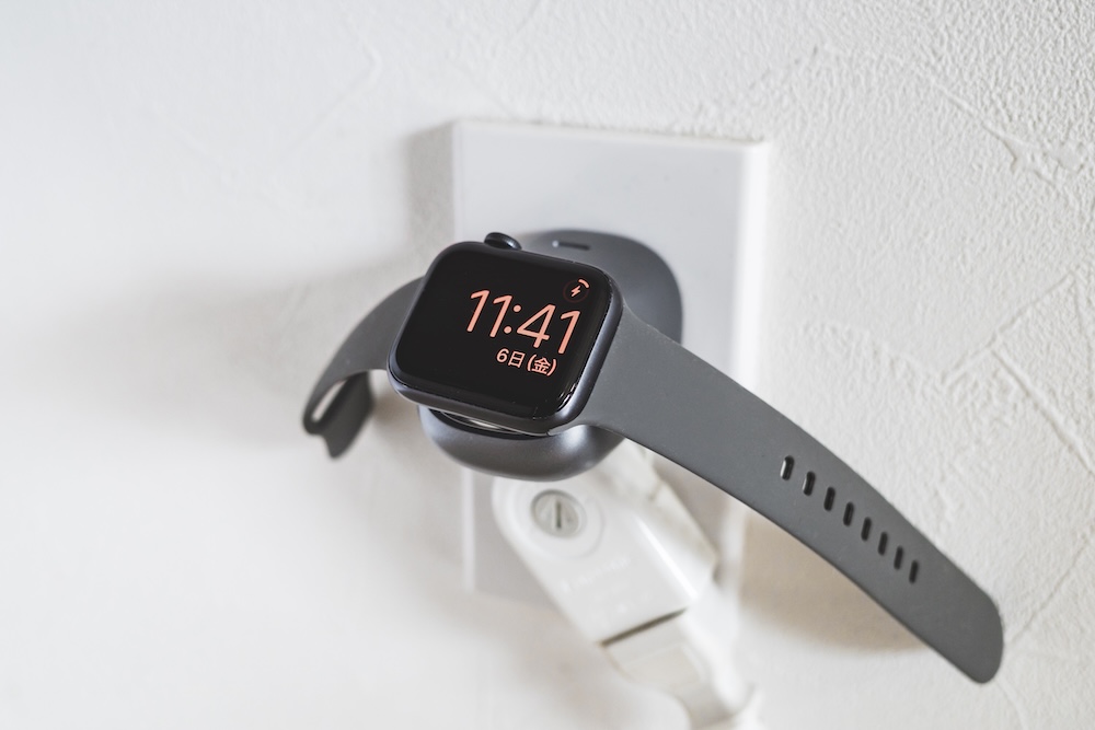 TORRAS FlashEyeを壁面コンセントに挿してApple Watchを充電