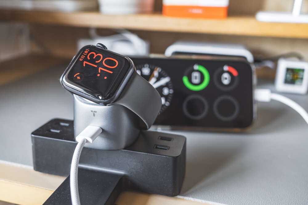 TORRAS FlashEyeを電源タップに挿してApple WatchをiPhone 16 Proを充電