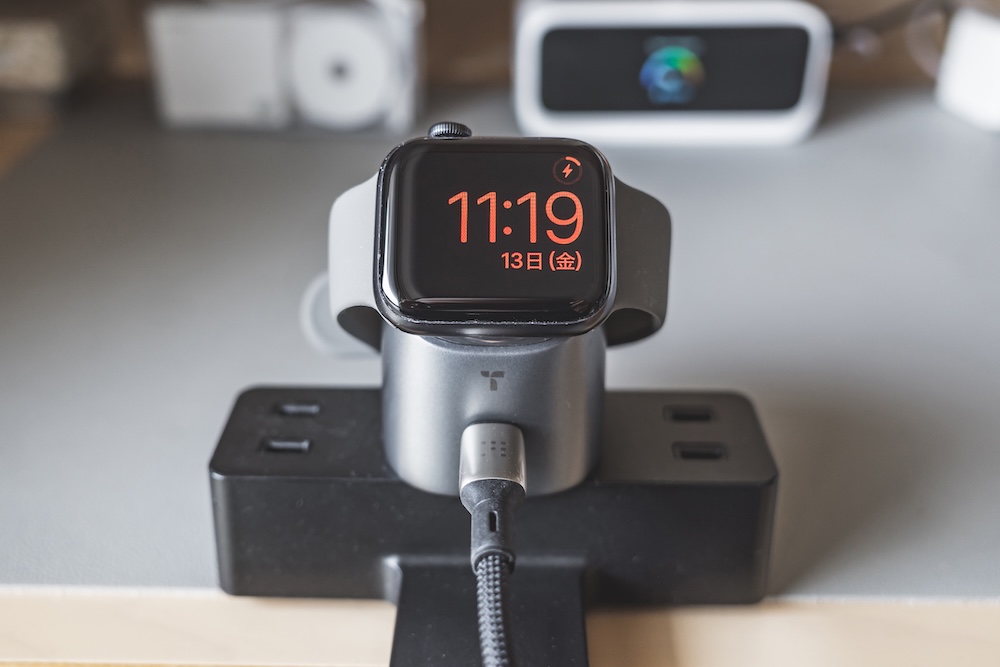 TORRAS FlashEyeでAppleWatchを充電(正面)