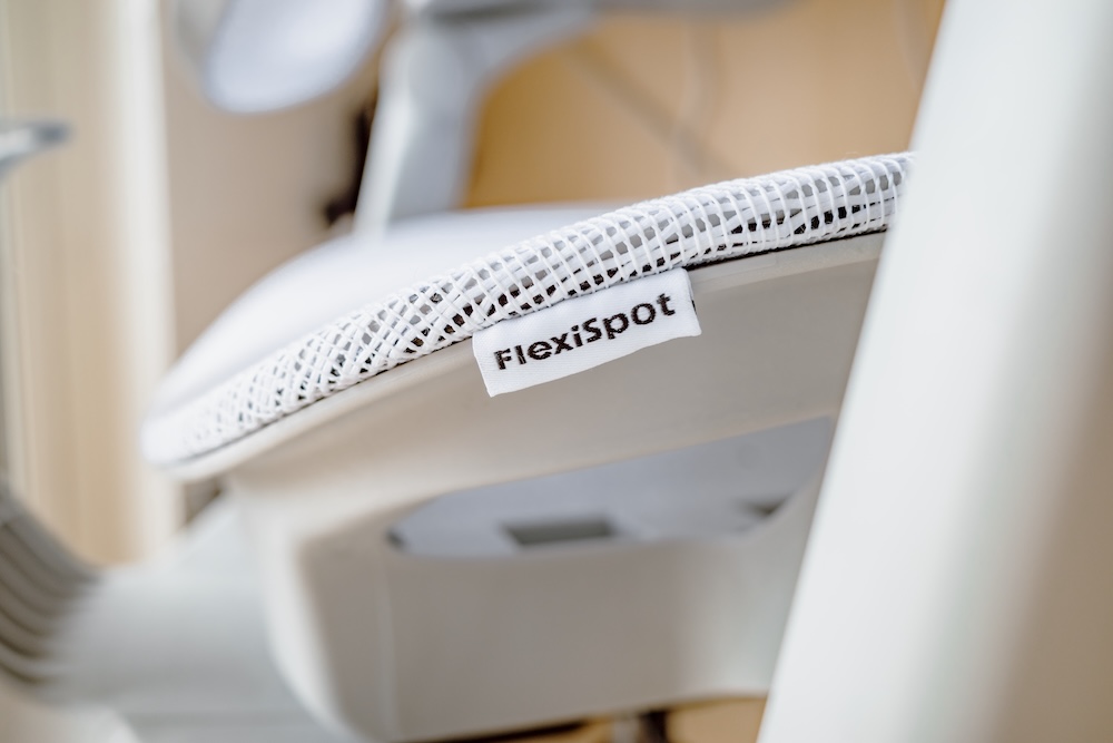 FlexiSpot C7 Pro2座面のメーカータグ