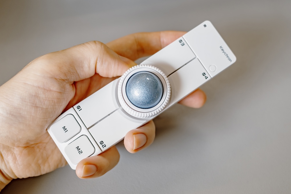 Keychron Nape Pro手に持った写真