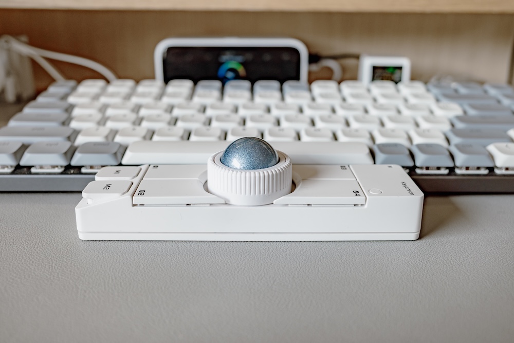 Keychron Nape Proをキーボード手前にセットを横から