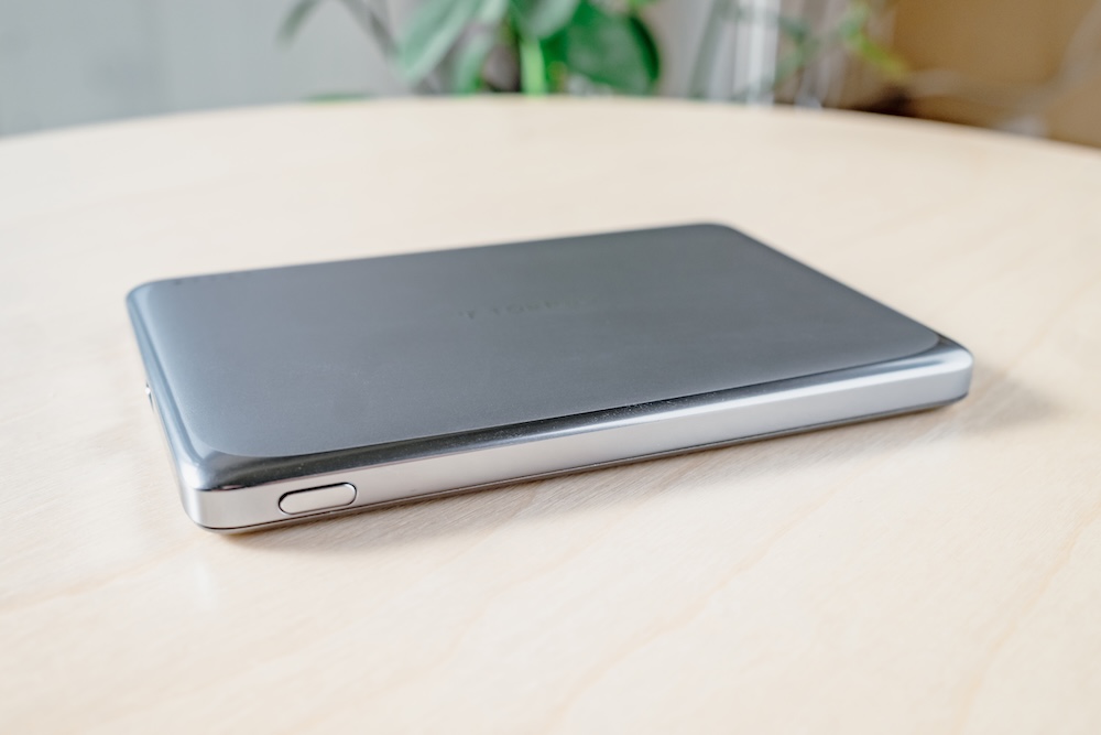 TORRAS MiniMag Pro 5000mAh ボタン配置側側面