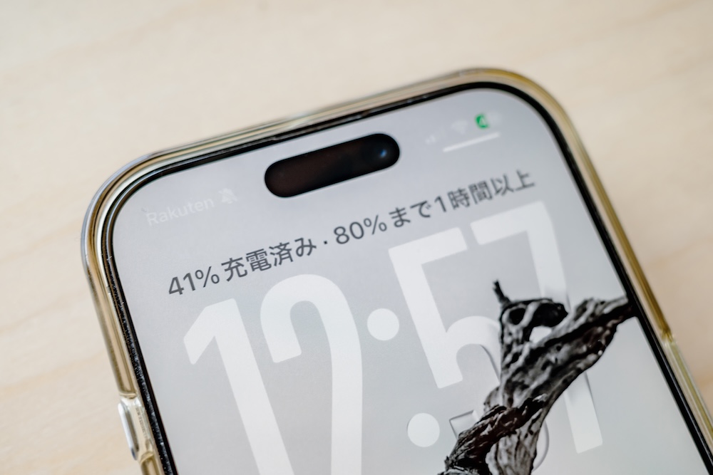 TORRAS MiniMag Pro 5000mAhワイヤレス充電中のiPhoneの表示