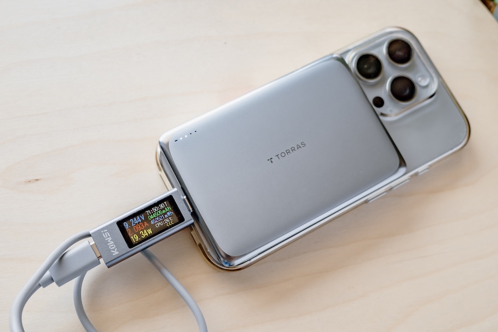 TORRAS MiniMag Pro 5000mAhでiPhone 16 Proを有線充電