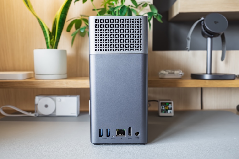 UGREEN NASync DH2300背面