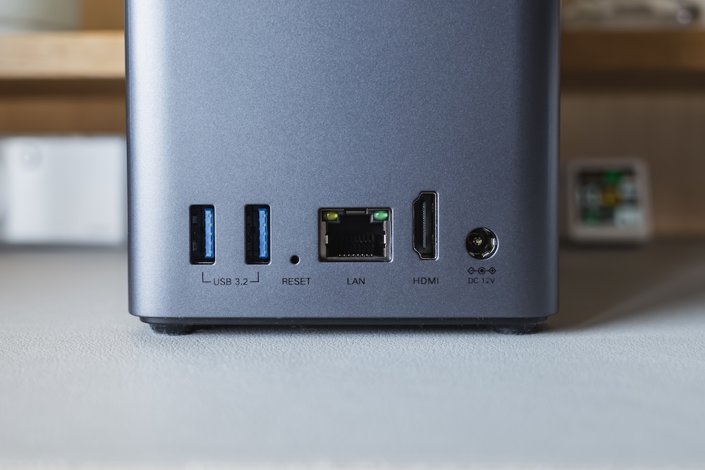 UGREEN NASync DH2300背面各種ポート