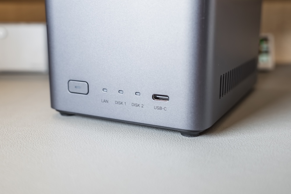 UGREEN NASync DH2300前面下部電源ボタン等