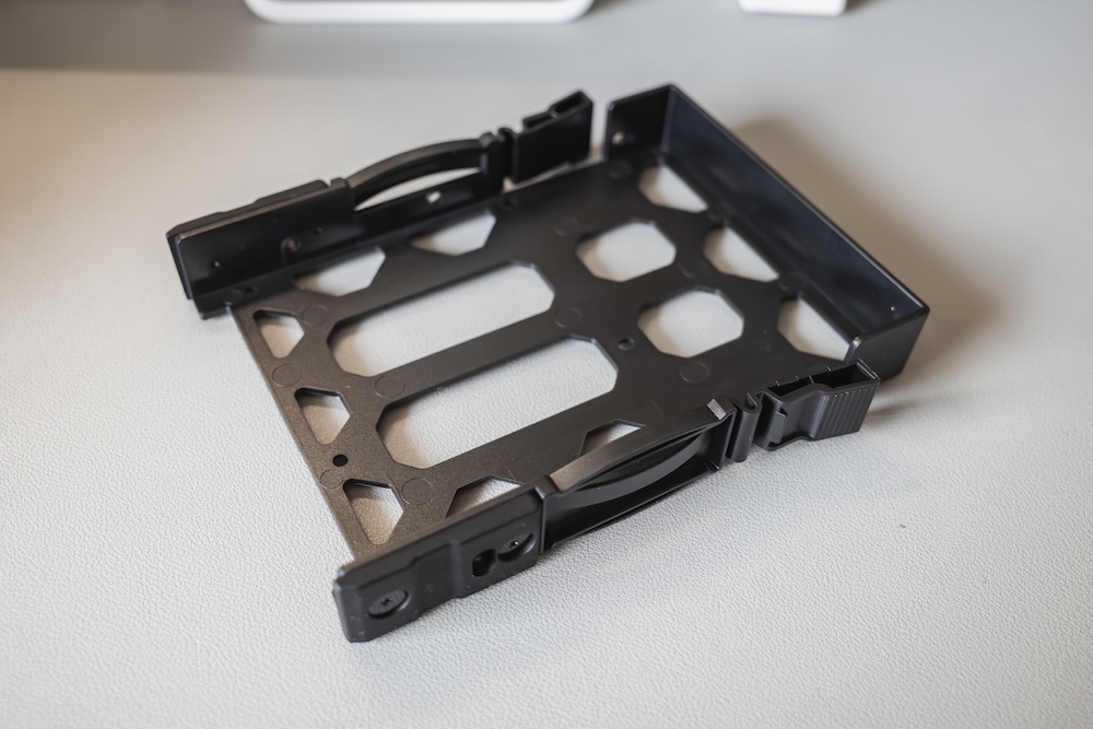 UGREEN NASync DH2300取り出したハードドライブトレイ