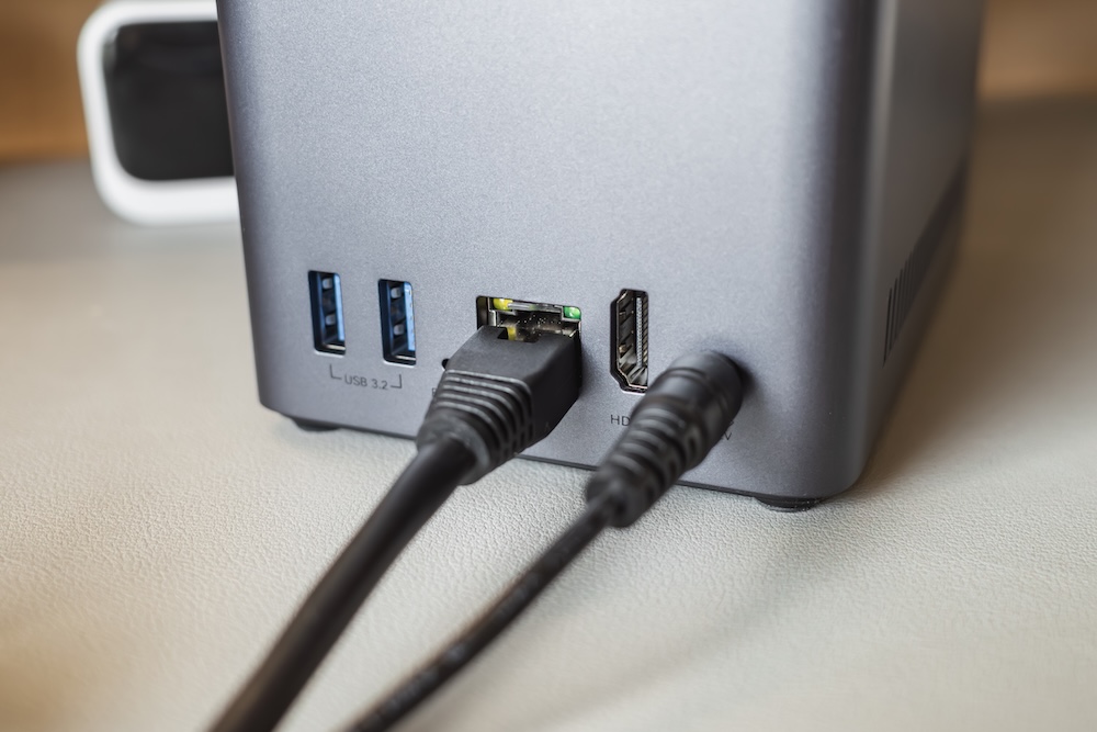 UGREEN NASync DH2300に電源とLANケーブルを接続