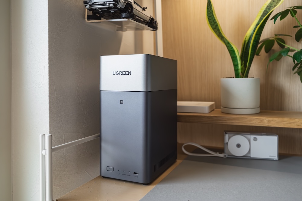 UGREEN NASync DH2300デスクサイドに配置