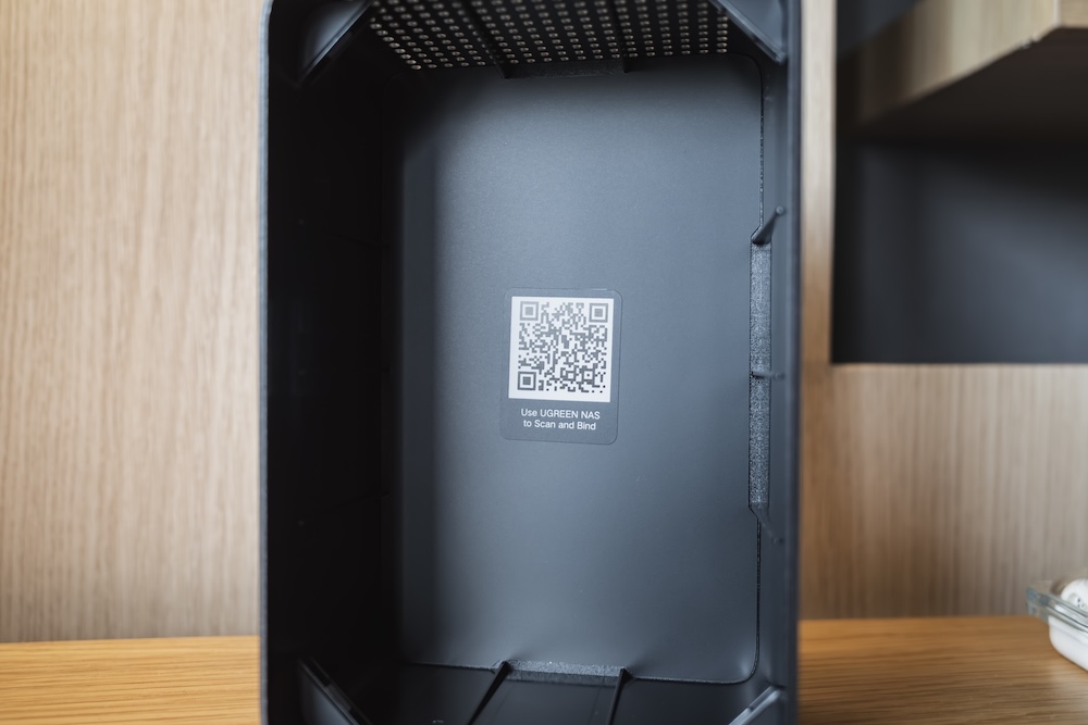 UGREEN NASync DH2300フタの裏のQRコード