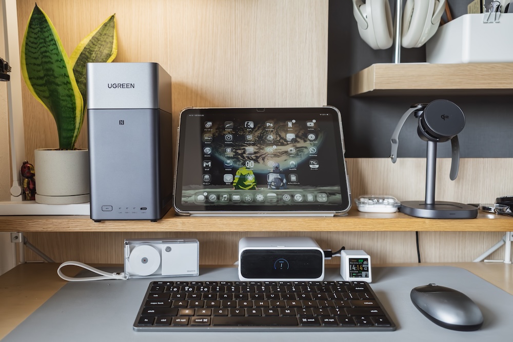 UGREEN NASync DH2300のデスクセットアップ例