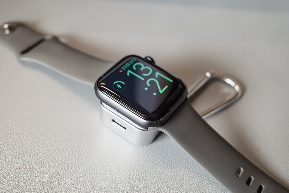 Satray Apple Watch用ワイヤレス充電器でAppleWatch SE2を充電