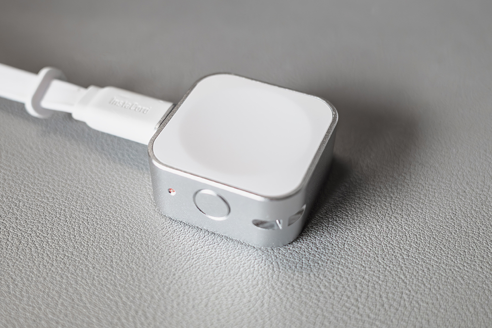 Satray Apple Watch用ワイヤレス充電器にケーブルを接続