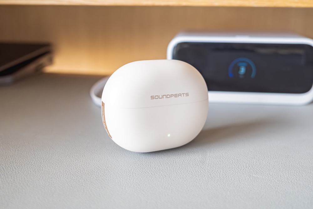 SOUNDPEATS UU2イヤーカフ ケース充電中