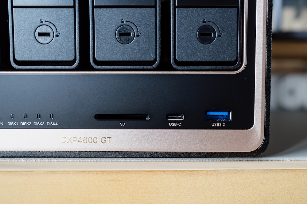 UGREEN NASync DXP4800 GT前面スロット