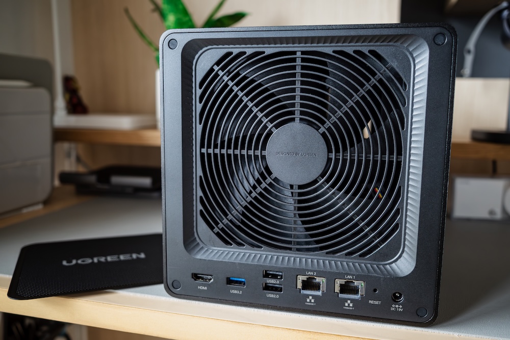 UGREEN NASync DXP4800 GT背面ファン