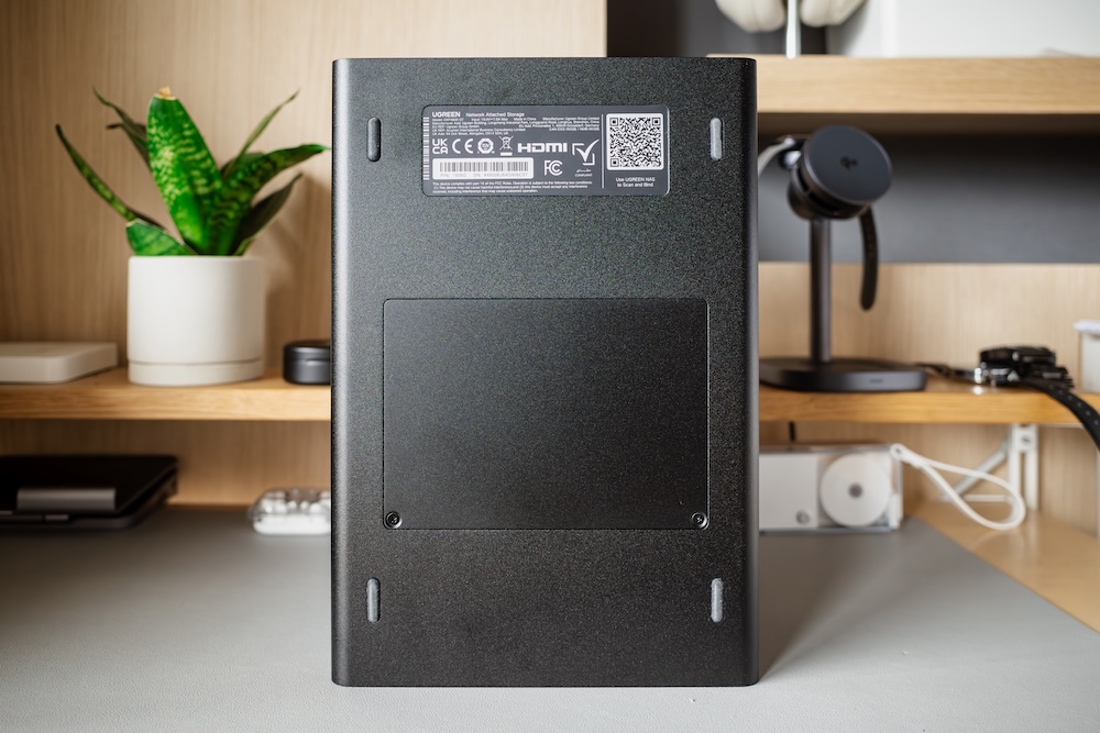 UGREEN NASync DXP4800 GT底面