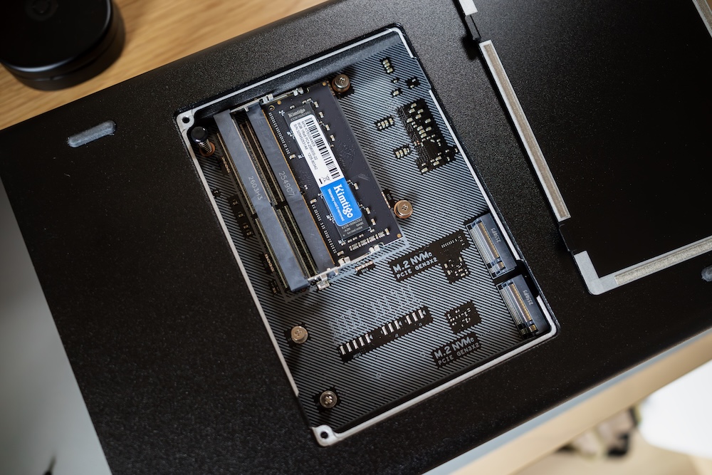 UGREEN NASync DXP4800 GT メモリ、M.2 SSDスロット