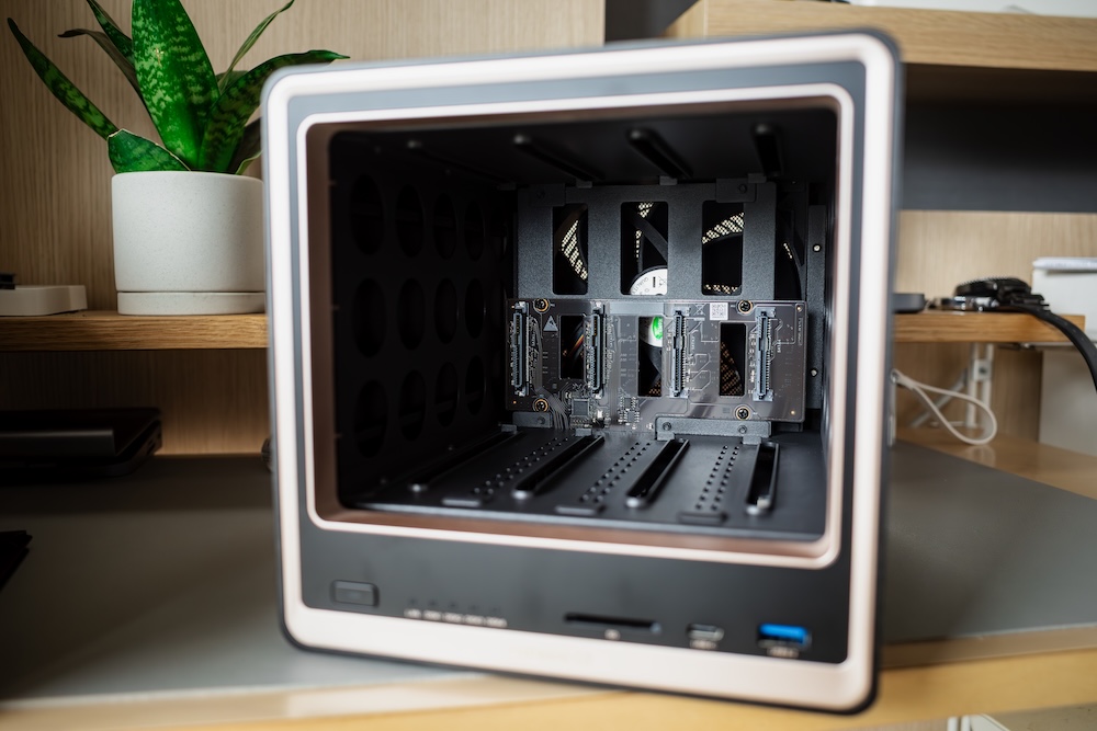 UGREEN NASync DXP4800 GTの内部