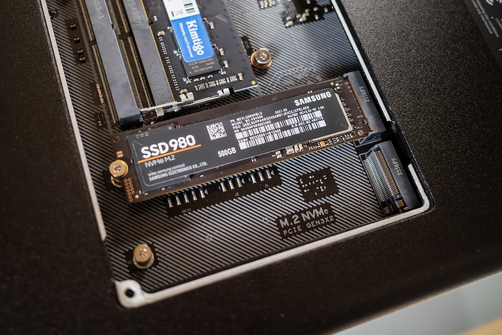UGREEN NASync DXP4800 GTにSamsung SSD980を挿入