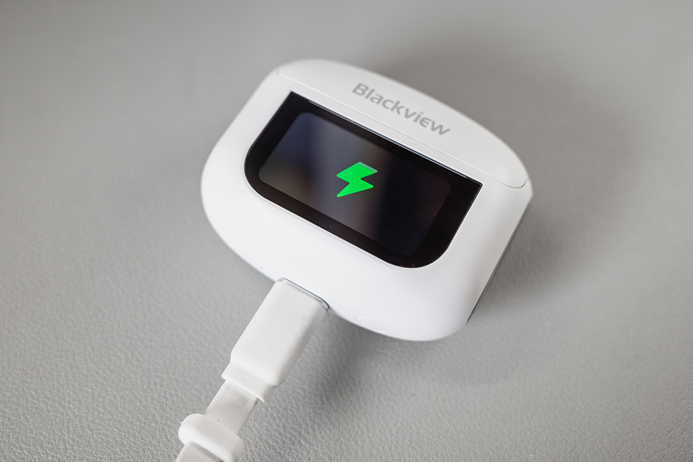 充電中のBlackview AirBuds12