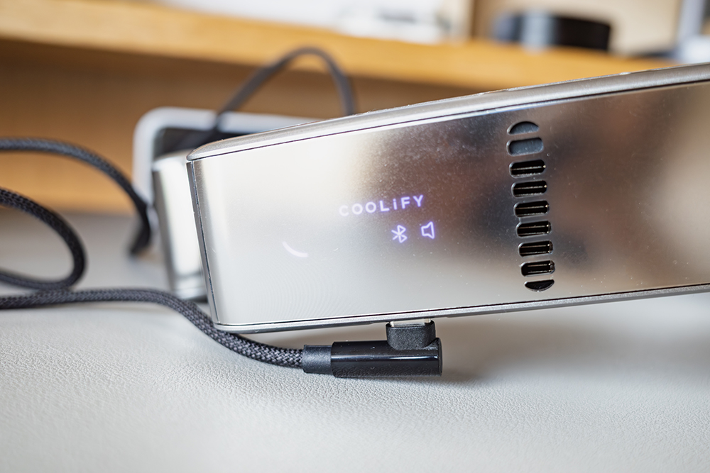TORRAS COOLiFY Cyber Foldを充電