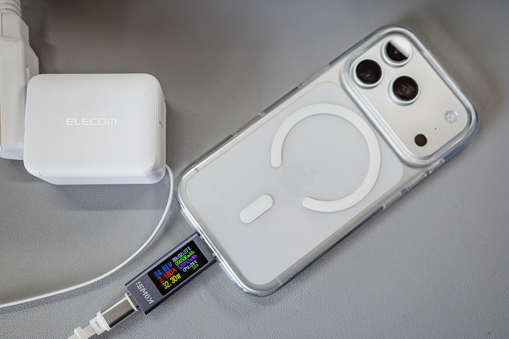 EC-AC12945WHでiPhone 17 Proを充電