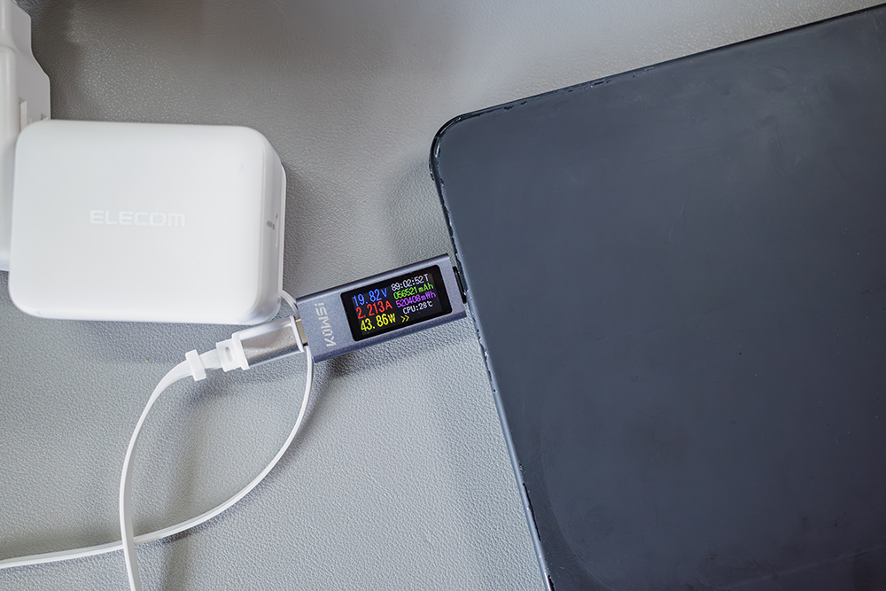 EC-AC12945WHでM2 MacBook Airを充電