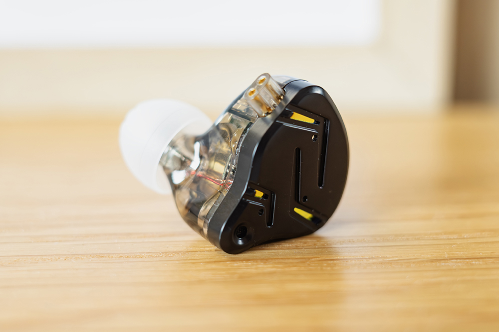 KZ ZST PRO X イヤホン本体を斜めから