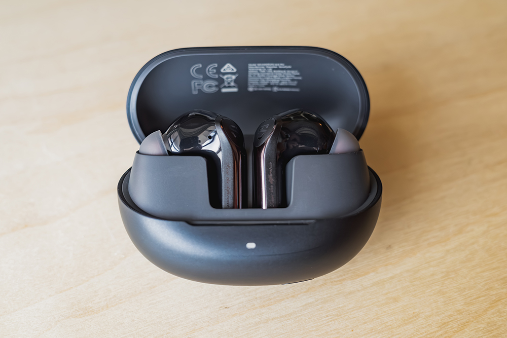 SOUNDPEATS Air6 Proのケースふたオープン