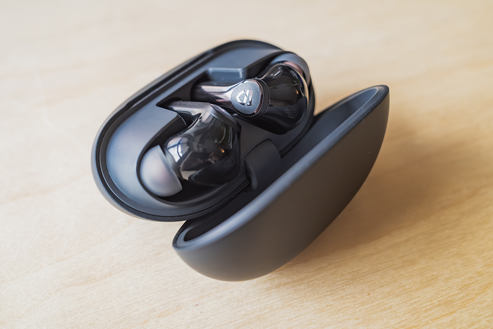 SOUNDPEATS Air6 Proケースふたオープン時のイヤホン