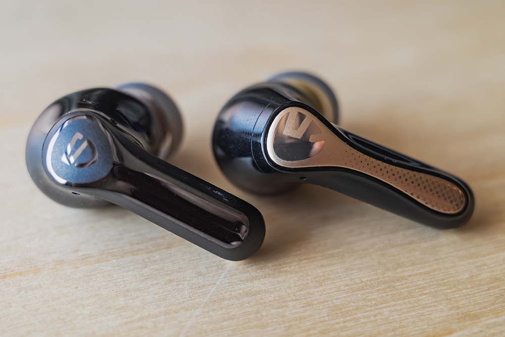 SOUNDPEATS Air6 ProとSOUNDPEATS Air5 Pro+のイヤホン（外側）比較