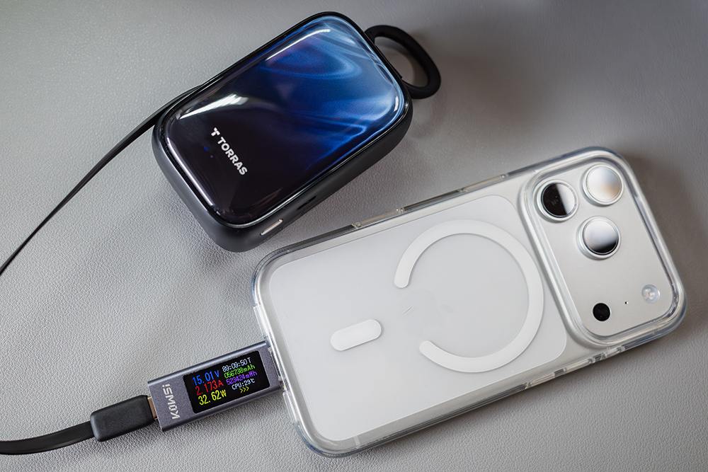 TORRAS FlexLine PearlGoでiPhone 17 Proを充電