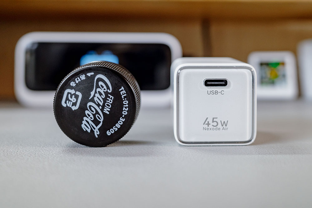 UGREEN Nexode Air 45Wとペットボトルキャップのサイズ比較