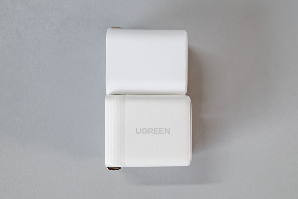 UGREEN Nexode Air 45WとAnker 511 Charger (Nano 3, 30W)のサイズ比較（サイド）