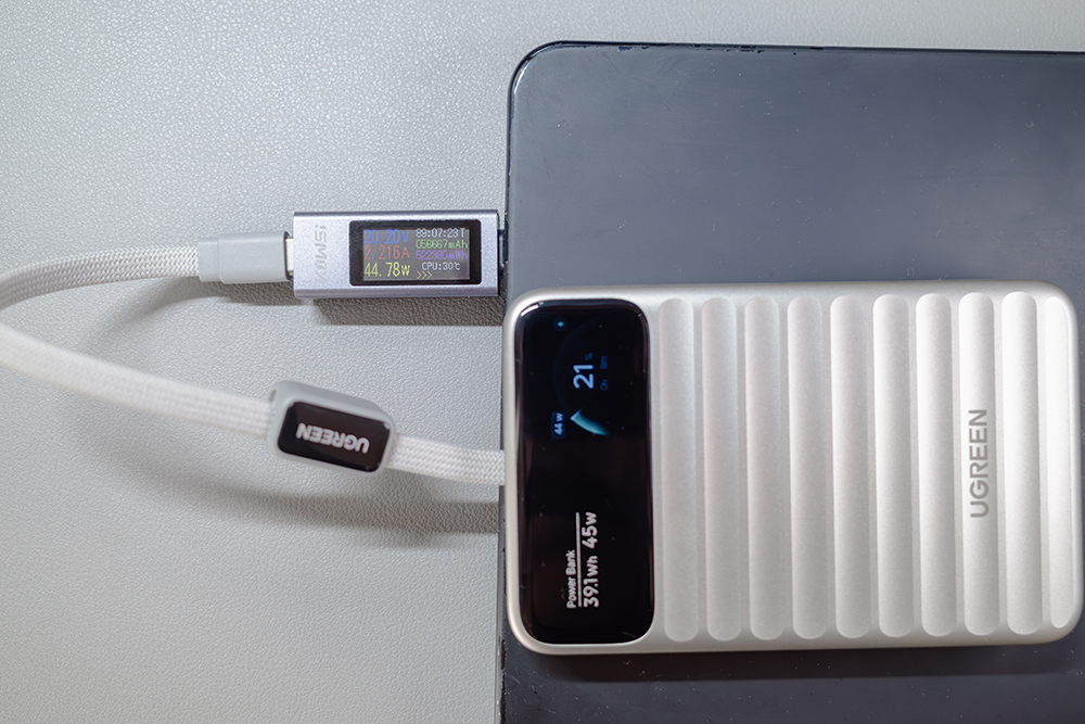 UGREEN Nexode WavyでM2 MacBook Airを充電