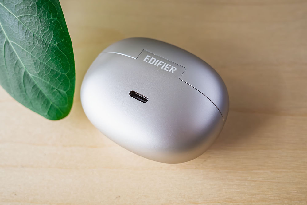EDIFIER Comfo Bass Proケース背面USB-Cポート