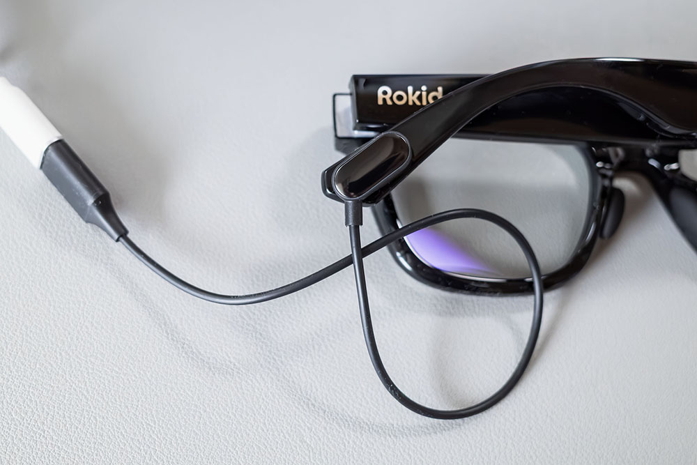 充電中のRokid Ai Glasses Style