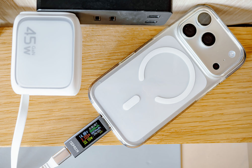 ESR Xtend 45W巻き取り式充電器でiPhone 17 Proを充電