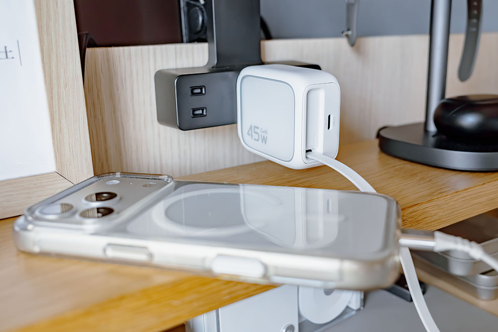 ESR Xtend 45W巻き取り式充電器 使用シーン