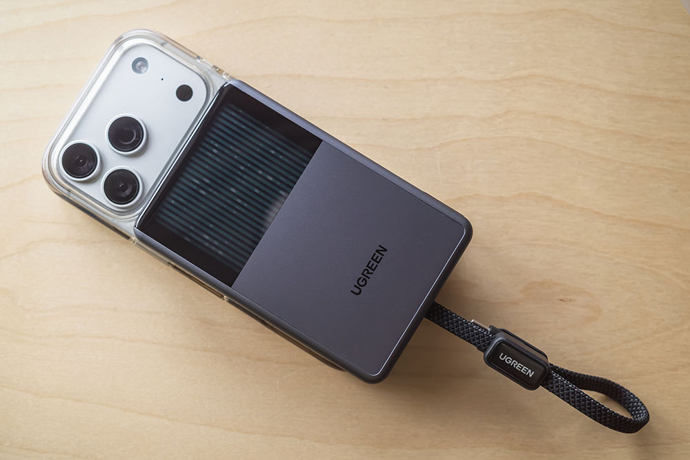 UGREEN MagFlow Pro 液体冷却式モバイルバッテリーをiPhone 17 Proに貼り付け