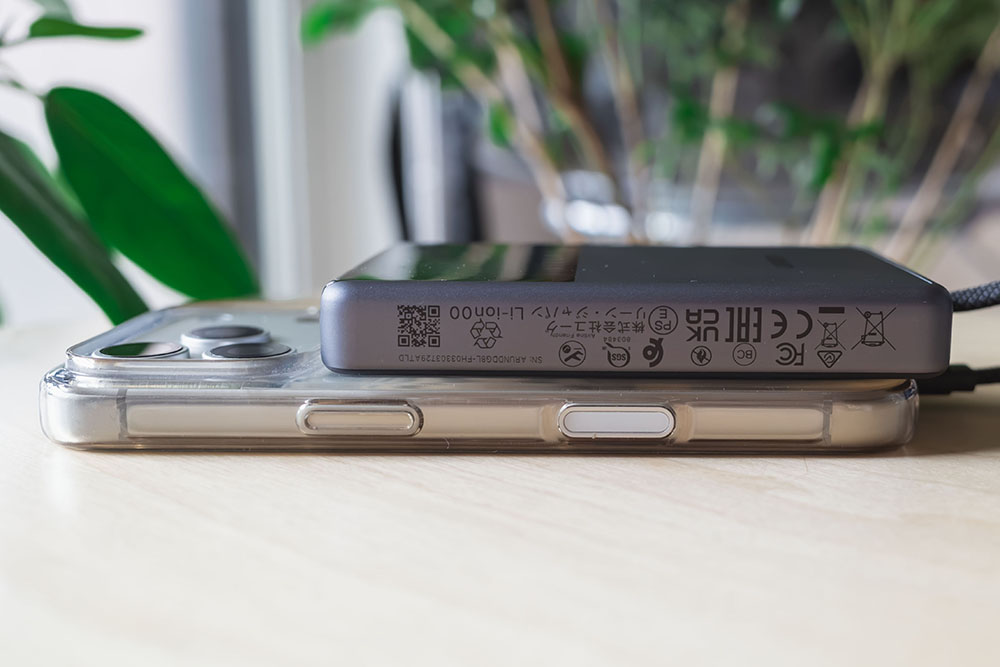 UGREEN MagFlow Pro 液体冷却式モバイルバッテリーをiPhone17 Proに貼り付け(側面)