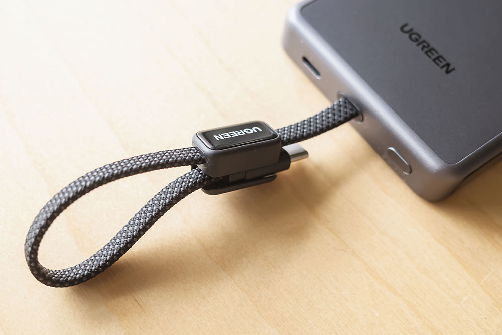 UGREEN MagFlow Pro 液体冷却式モバイルバッテリー 内蔵USB-C(ストラップケーブル状態)