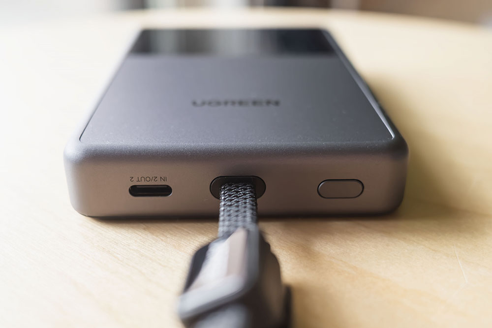 UGREEN MagFlow Pro 液体冷却式モバイルバッテリー USB-Cポートとボタン